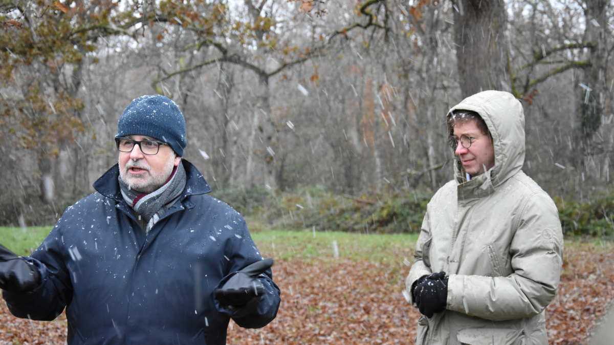 Stéphane Hallaire et Ferran Tarradellas présentent les enjeux lors de la plantation participative 