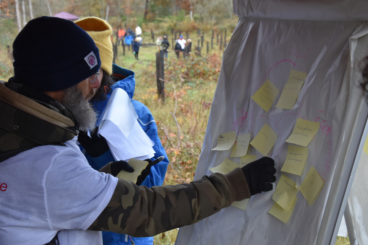 Un citoyen dépose une proposition dans le cadre de l'atelier citoyen