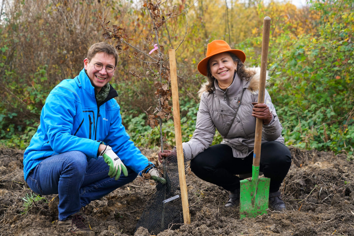 Stéphane Hallaire et Valérie Drezet-Humez plantent un arbre